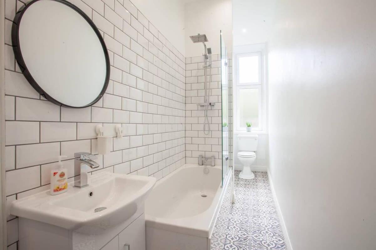 Modern, Light-Filled And Sleek West End Apartment Glasgow Buitenkant foto